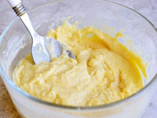 5、奶香玉米饼,拌匀