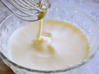 7、奶香玉米饼,用电动打蛋器打发至滴落不会马上消失的状态