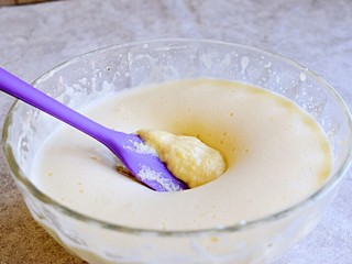 8、奶香玉米饼,加入面糊