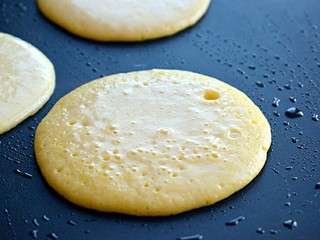 12、奶香玉米饼,表面充满小气泡，可以翻面，两面都煎至金黄即可