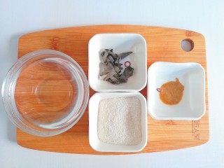1、补铁食谱-花生酱木耳米粉糊,食材准备:60度温水120克、有机米粉10克、木耳8朵、红枣花生芝麻酱少许