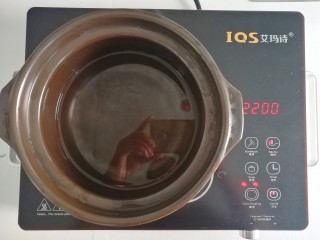 4、补铁食谱-花生酱木耳米粉糊,起锅煮水