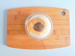 13、补铁食谱-花生酱木耳米粉糊,将少许木耳泥和花生酱倒入米粉糊里