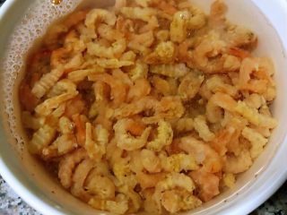 3、冬瓜虾米汤,鲜虾米用温水浸泡五分钟