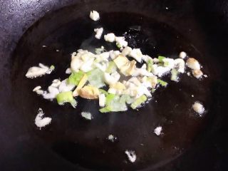 4、冬瓜虾米汤,锅中倒入底油加热放入葱姜蒜爆香