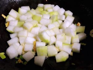 5、冬瓜虾米汤,放入冬瓜大火翻炒