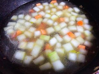 7、冬瓜虾米汤,添加适量清水或高汤大火煮起来