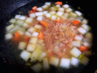 8、冬瓜虾米汤,放入虾米一起煮