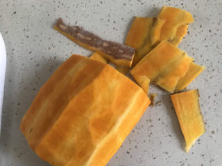 2、玉米南瓜粥,削皮