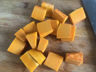 3、玉米南瓜粥,洗干净切块