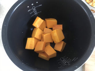 4、玉米南瓜粥,把切好的南瓜放入锅中