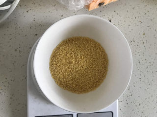 5、玉米南瓜粥,称好小米70克