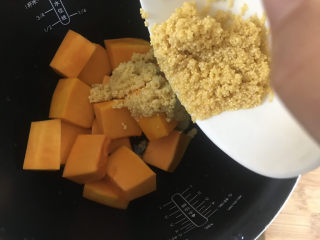 7、玉米南瓜粥,把小米放入锅中