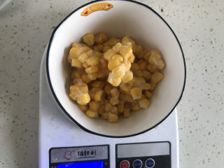 8、玉米南瓜粥,称好玉米粒80克