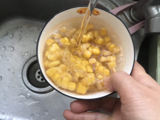 9、玉米南瓜粥,玉米粒清洗干净