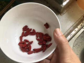 13、玉米南瓜粥,趁煮粥的时候，把枸杞洗干净备用