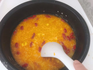 16、玉米南瓜粥,时间到，香喷喷的玉米南瓜粥就煮好了！