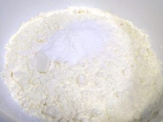 3、芝士香肠司康,在碗里放入低筋面粉、细砂糖、盐和泡打粉。