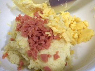 7、芝士香肠司康,加入切好的香肠粒和芝士碎。