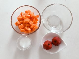 1、宝宝辅食：山楂胡萝卜果茶-强化宝宝视力，酸酸甜甜好开胃！10M+,准备好所有食材，胡萝卜切小块。