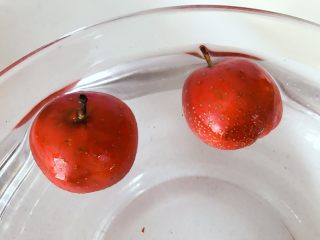 2、宝宝辅食：山楂胡萝卜果茶-强化宝宝视力，酸酸甜甜好开胃！10M+,把山楂浸泡两小时，洗净。或者直接去皮哈，可以用削皮刀去皮。