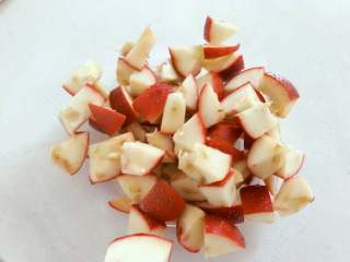 5、宝宝辅食：山楂胡萝卜果茶-强化宝宝视力，酸酸甜甜好开胃！10M+,把山楂简单切块。