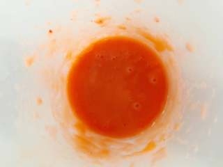 7、宝宝辅食：山楂胡萝卜果茶-强化宝宝视力，酸酸甜甜好开胃！10M+,用料理棒反复搅打成泥。