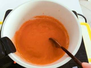 8、宝宝辅食：山楂胡萝卜果茶-强化宝宝视力，酸酸甜甜好开胃！10M+,倒入小汤锅，大火烧开，然后转小火煮10分钟左右，中间用勺子适当搅拌。