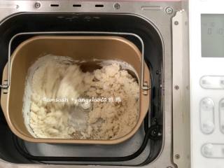 1、三丝春卷,先将盐加入面粉搅拌均匀，启动面包机，和面程序，调至10分钟