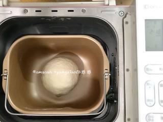 2、三丝春卷,揉成光滑的面团，揉圆放在面包机中，盖上盖子松弛20分钟