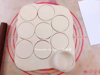 3、三丝春卷,松弛好的面团擀开擀簿，然后用饺子模把面皮按压出来