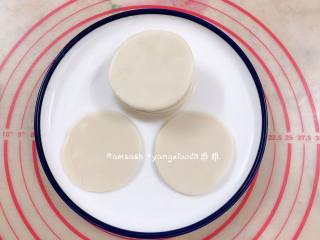 4、三丝春卷,擀开的面片表面刷薄油，叠在一起，最后一张表面不用刷油，叠一次八至十张就好