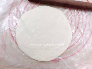 5、三丝春卷,把刷了油的饺子皮装进保鲜袋中，擀开擀薄