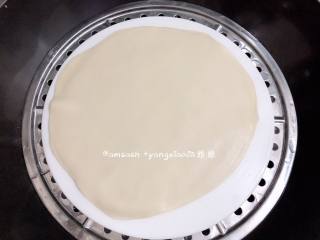 6、三丝春卷,擀好的面饼凉水上锅蒸10分钟