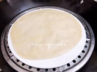 10、三丝春卷,蒸至饼皮能明显的看到鼓泡泡，那饼皮就蒸熟了，然后趁热时一张张揭开，凉了不好揭