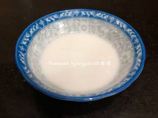 13、三丝春卷,面粉加一些清水，搅匀和成糊