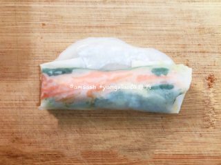 14、三丝春卷,卷起之后，在封口处抹上面面糊包好