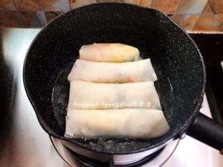 15、三丝春卷,锅中倒入油，烧热，放入春卷油炸，将春卷炸至金黄，捞起沥油后即可食用