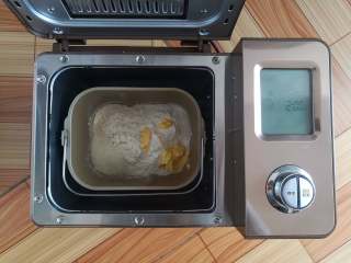 2、红豆面包（面包机版）,除红豆以外所有的材料按照先液体粉末的顺序放入东菱1352B面包机里，启动标准面包程序