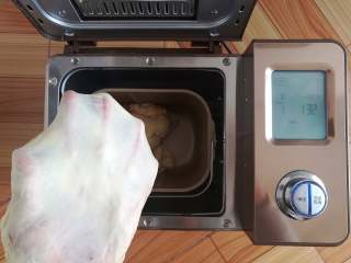 3、红豆面包（面包机版）,和面28分后拉一个手套膜