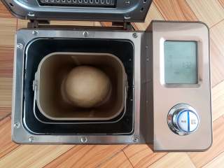 4、红豆面包（面包机版）,面团整理一下，放回面包机发酵