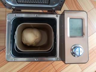 5、红豆面包（面包机版）,发酵完成后面包机简单排气（为了省电，面包机排气后可以关闭面包机电源）