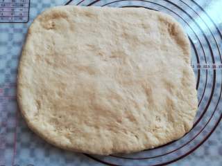 7、红豆面包（面包机版）,把面团擀成大的面皮