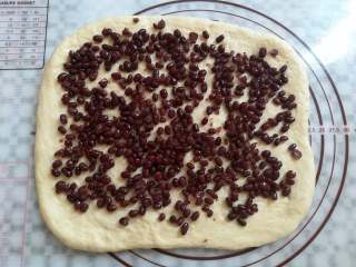 8、红豆面包（面包机版）,面团翻面后放上红豆