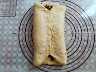 9、红豆面包（面包机版）,面皮左右两侧分别像中间折叠，收口处捏紧