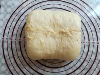 10、红豆面包（面包机版）,面团上下两侧像中间折叠，收口捏紧