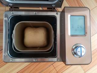 12、红豆面包（面包机版）,面包桶放进面包机里，选择发酵程序，时间42分钟