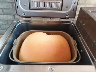 14、红豆面包（面包机版）,面包烤熟后取出放凉