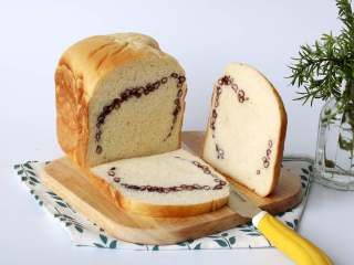 16、红豆面包（面包机版）,面包放凉后切片