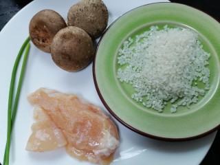 1、香菇滑鸡粥,准备好所需材料